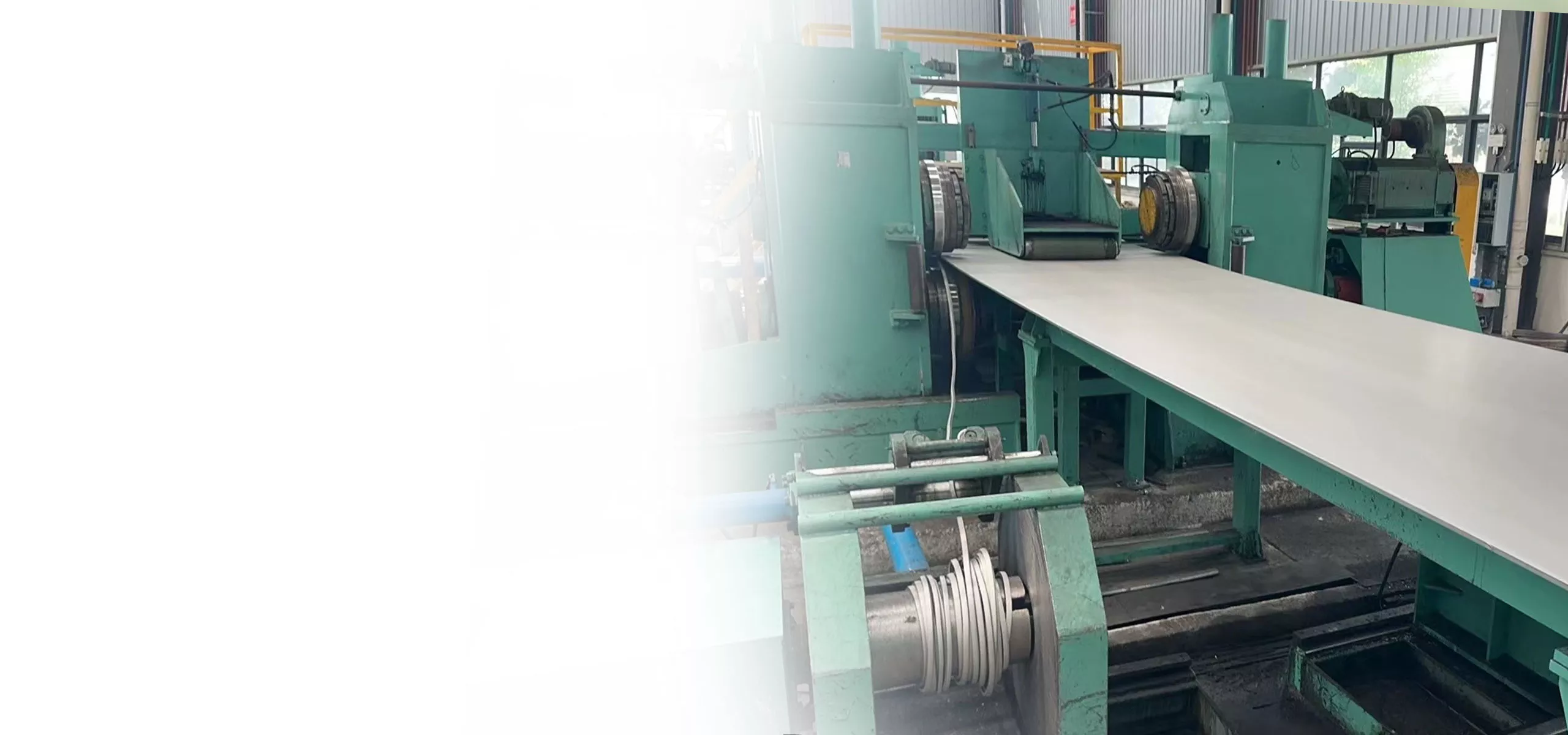 Stainless steel flat-product processing line