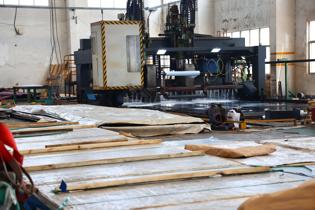 Laser cutting equipment working on supported stainless plate