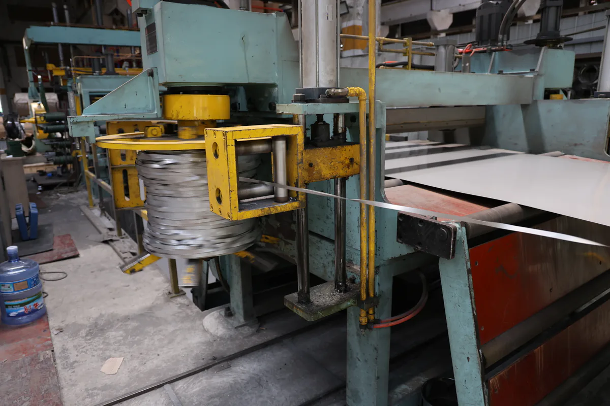 Stainless strip passing through a processing line